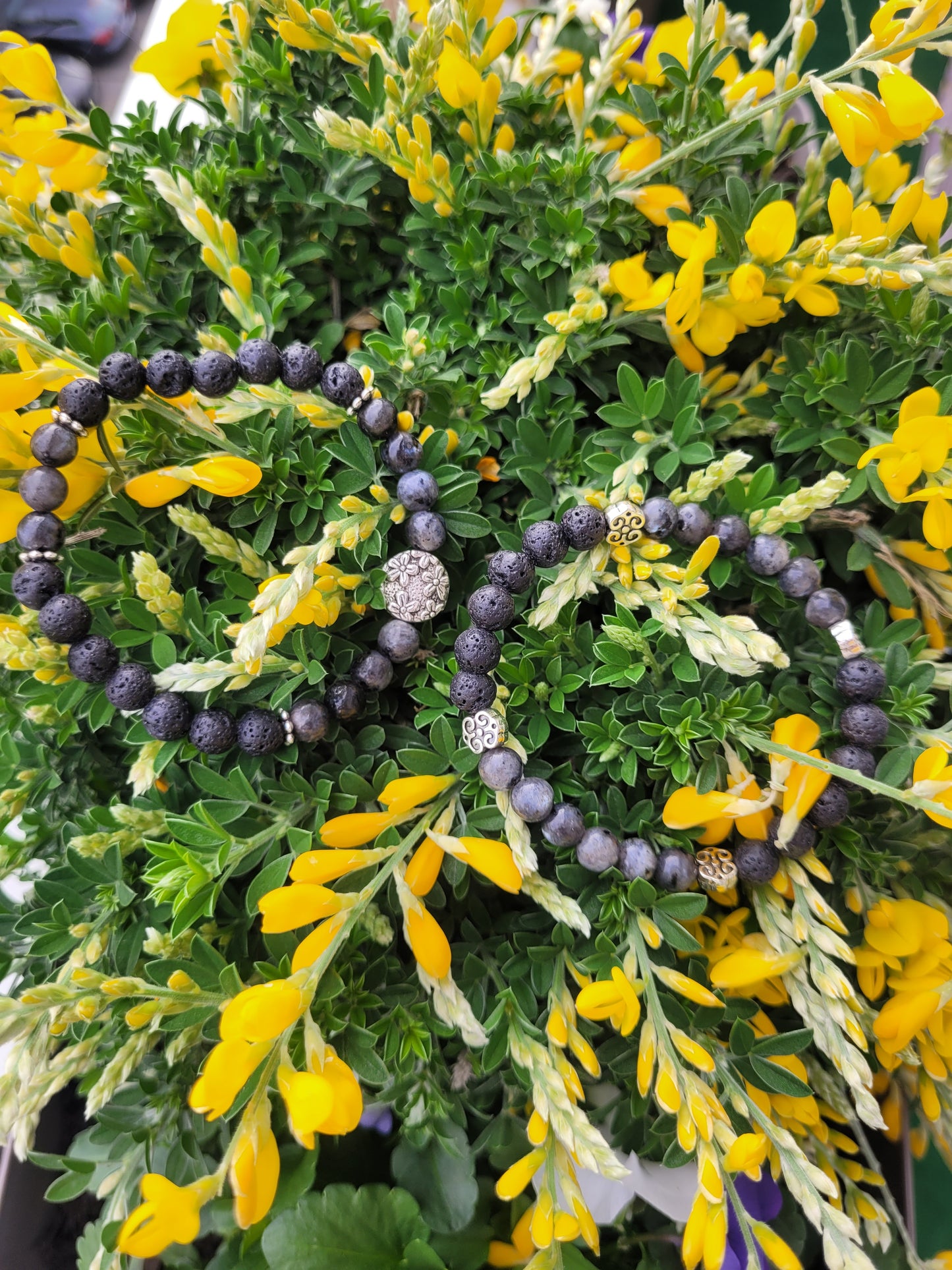 Bracelet en Lave, Labradorite et intercalaires fleurs argentés