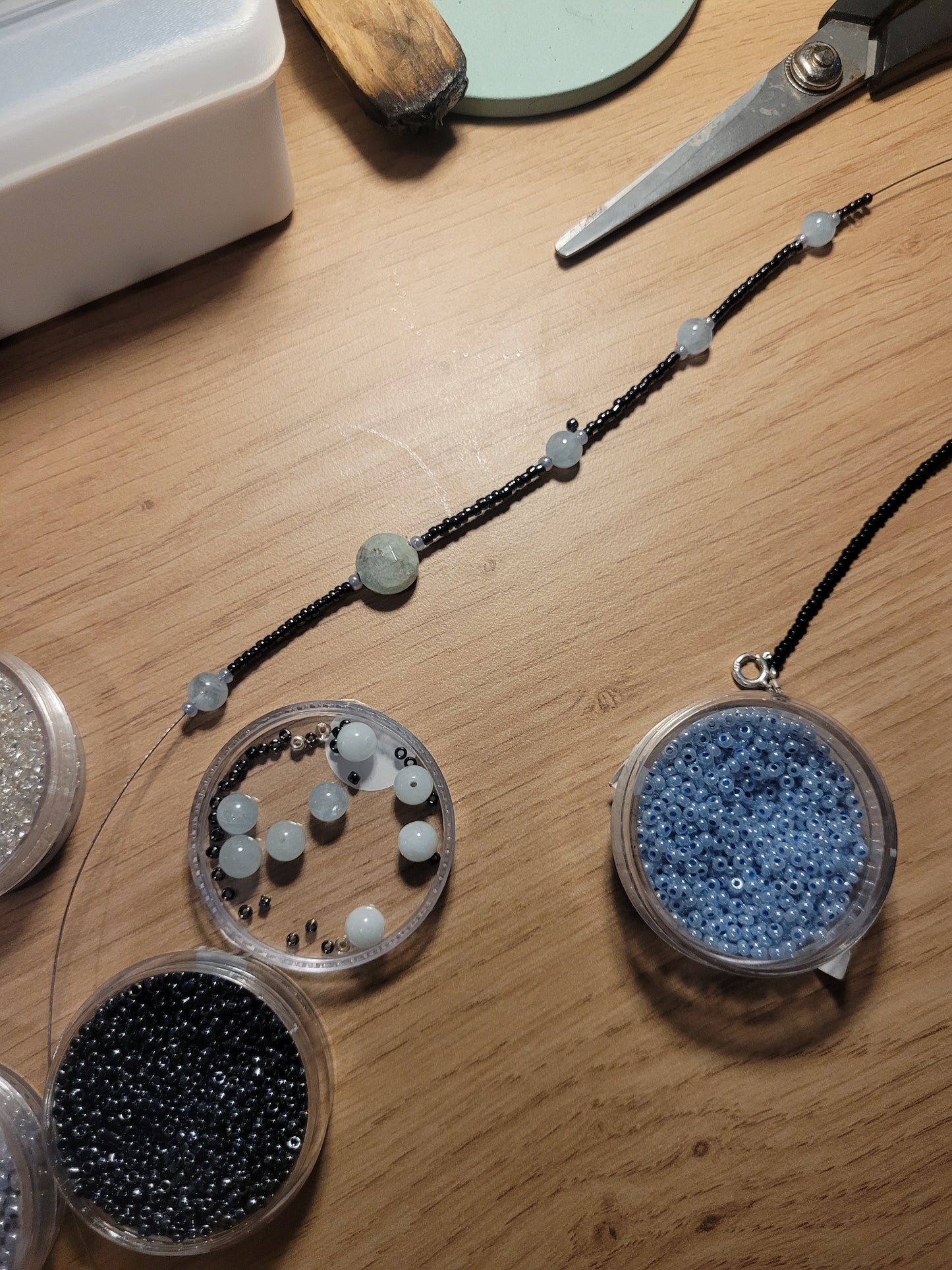 Collier en Aigue-Marine et perles de rocailles bleue marine