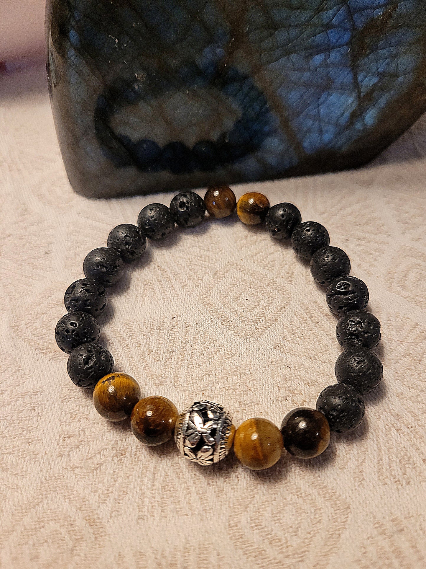 Bracelet en Lave et Oeil de Tigre, avec perle intercalaire argentée