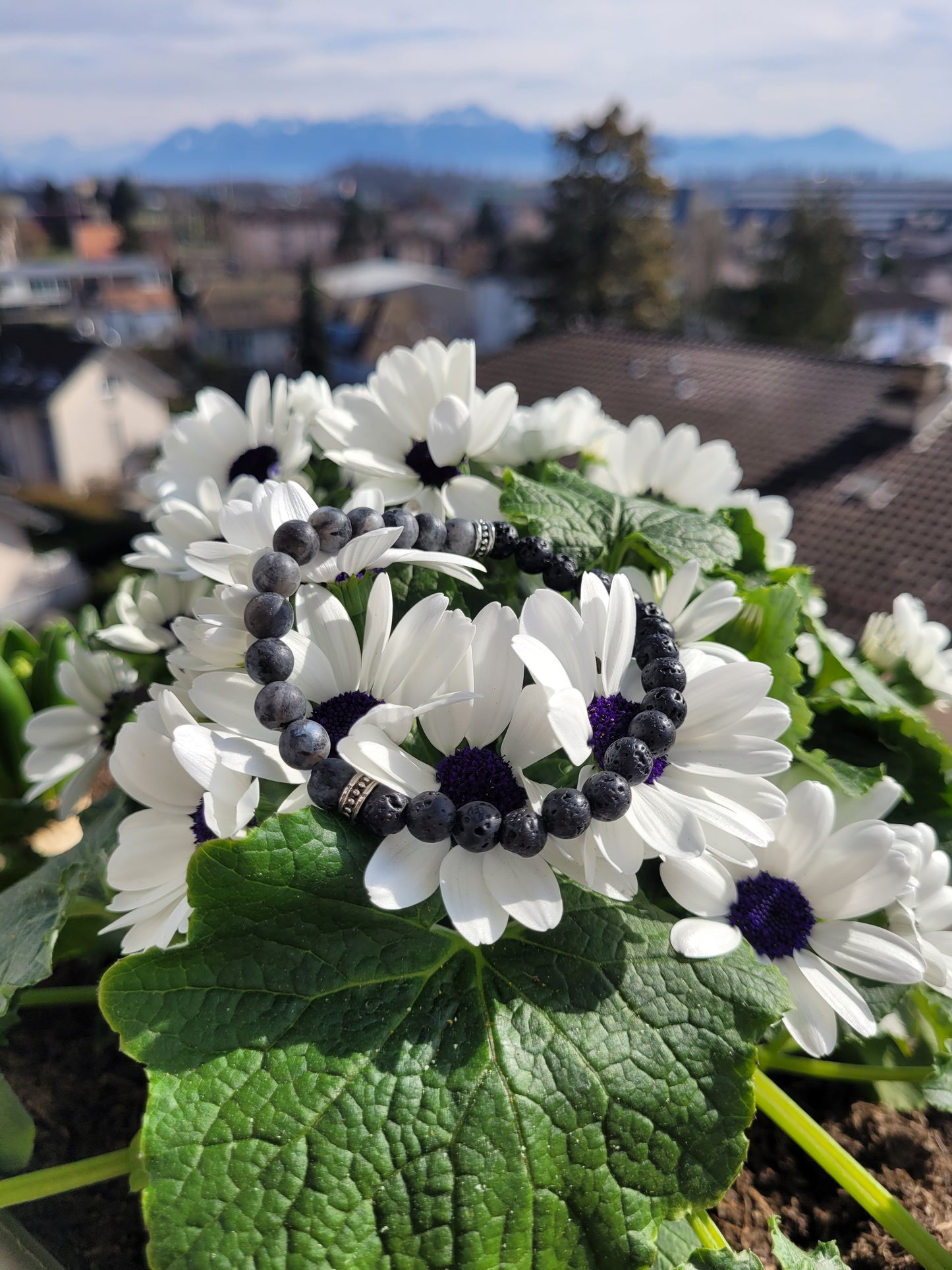 Bracelet en Lave et Larvikite, avec intercalaires argentés