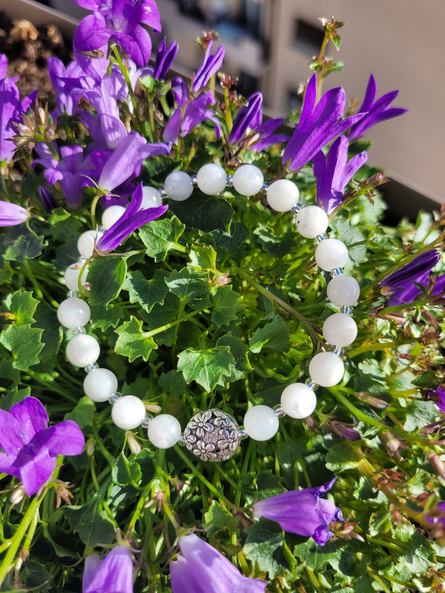 Bracelet en Pierre de Lune et fleur argentée