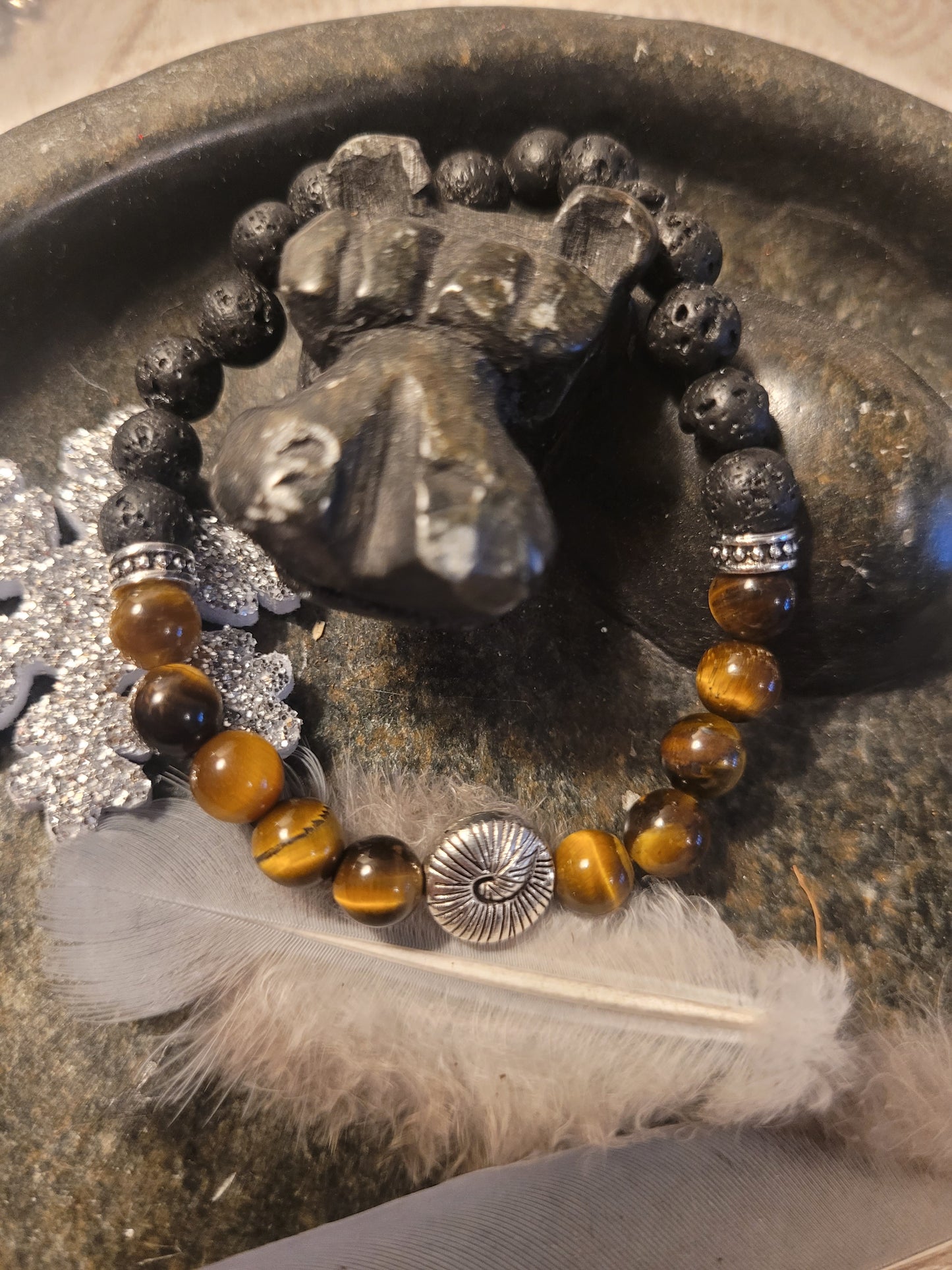 Bracelet en Lave et Oeil de Tigre, avec petit escargot en métal