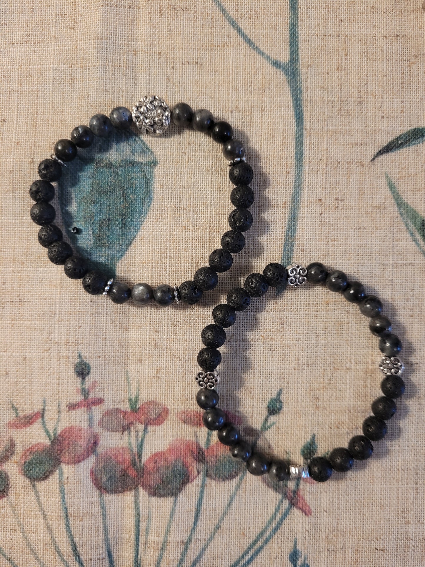 Bracelet en Lave, Labradorite et intercalaires fleurs argentés