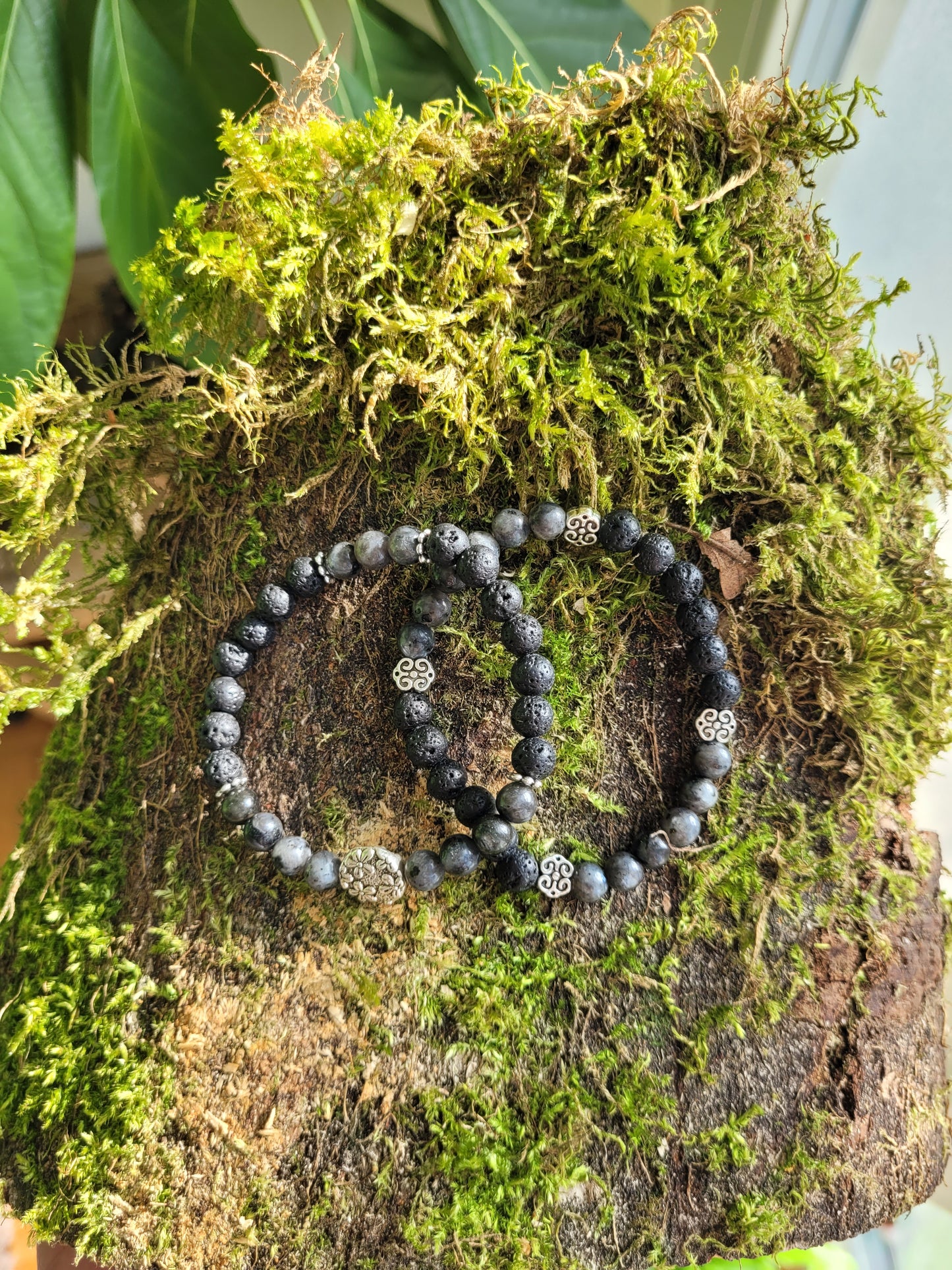 Bracelet en Lave, Labradorite et intercalaires fleurs argentés