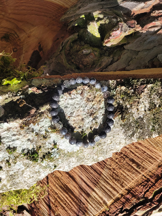 Bracelet en Lave, Labradorite et intercalaires fleurs argentés