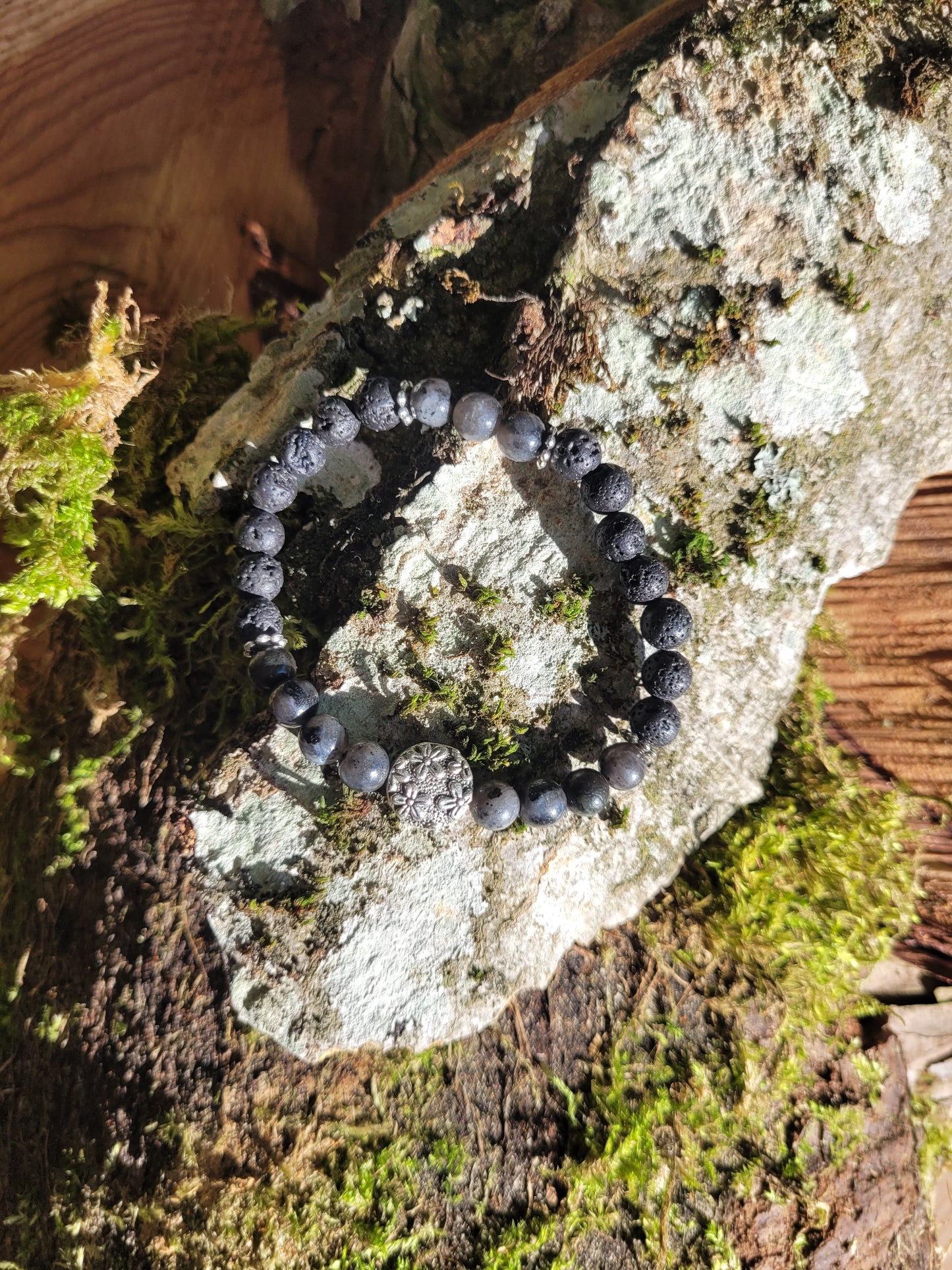 Bracelet en Lave, Labradorite et fleurs argentées