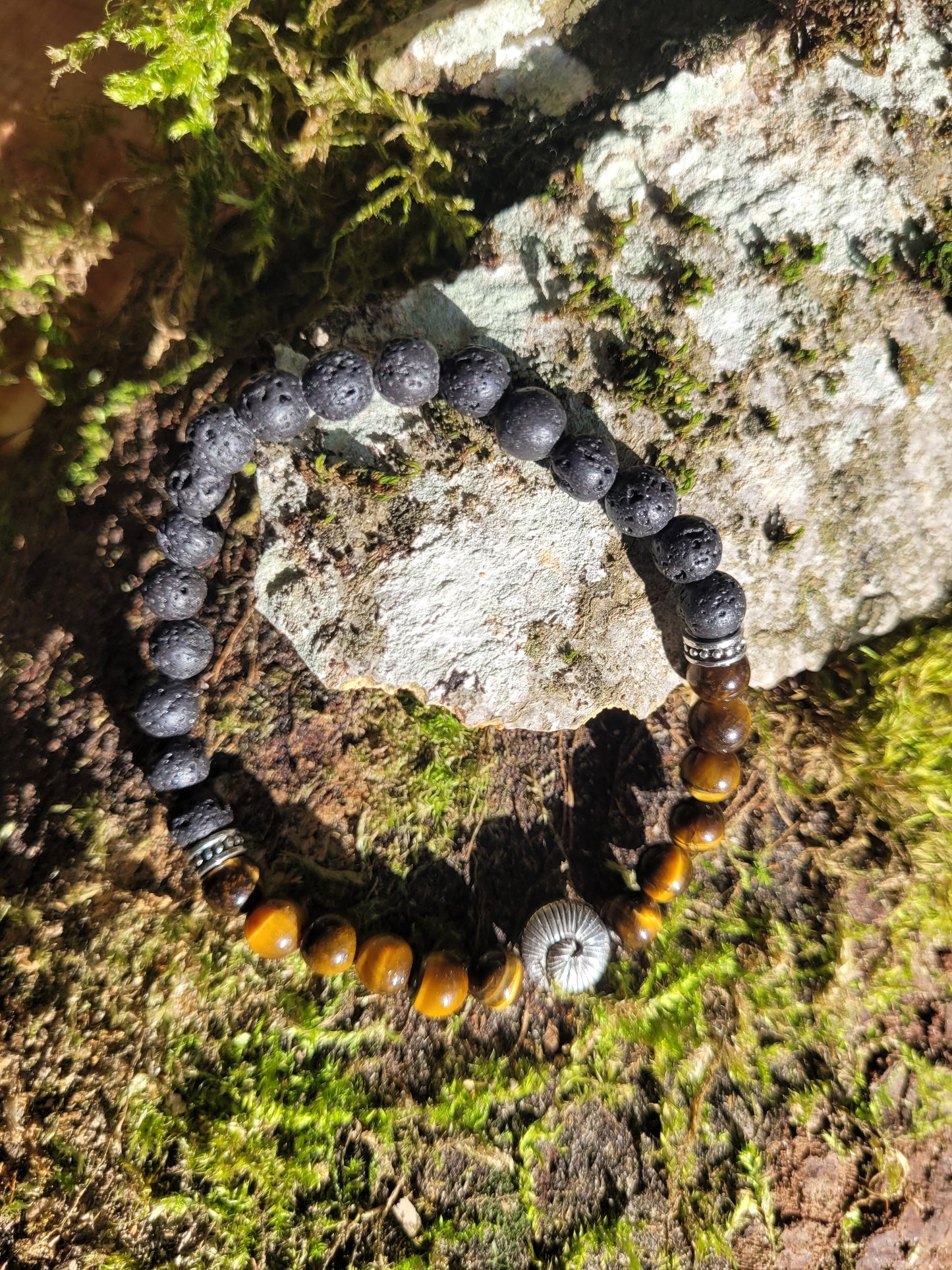 Bracelet en Lave et Oeil de Tigre, avec petit escargot en métal