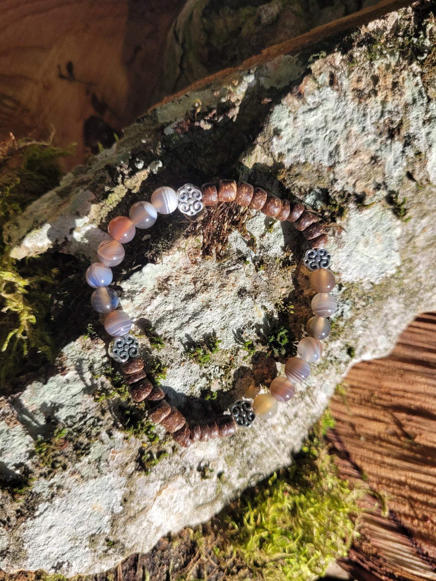 Bracelet en Agate du Botswana, perles de coco et fleurs argentées