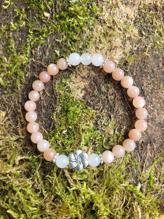 Bracelet en Pierre de Soleil, Jade et fleur argentée