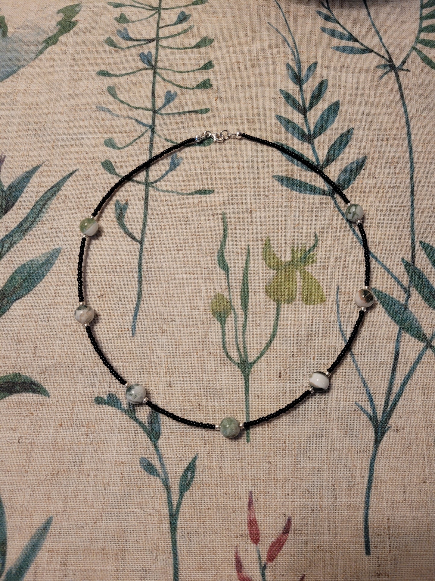 Collier en Agate Arbre, perles de rocailles noires et fermoir en argent