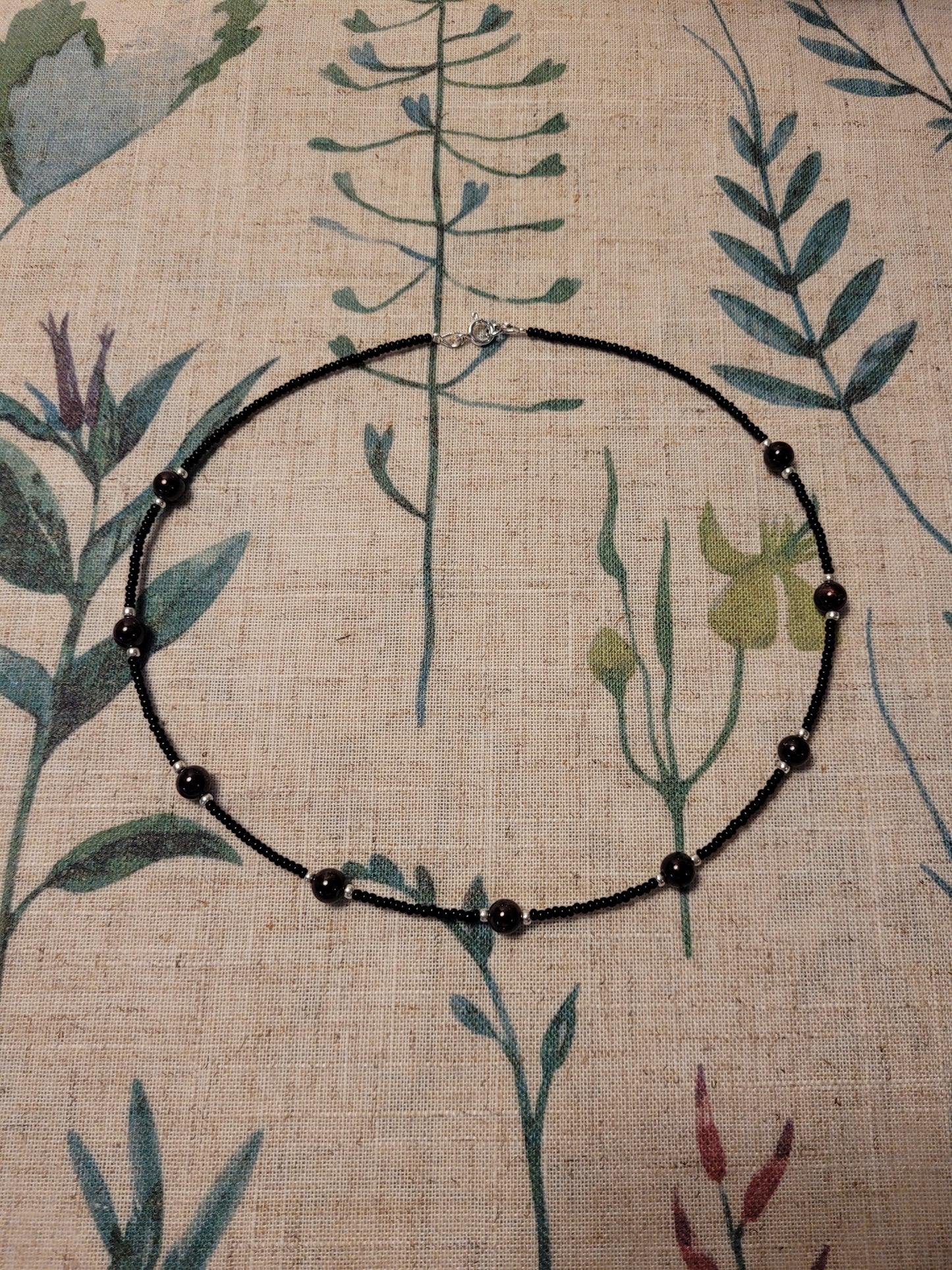 Collier en Grenat Almandin, perles de rocailles noires et fermoir en argent