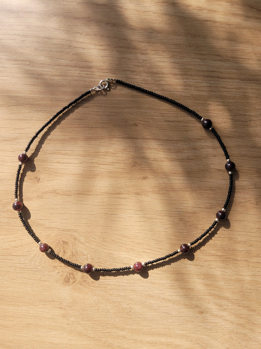 Collier en Grenat Almandin, perles de rocailles noires et fermoir en argent