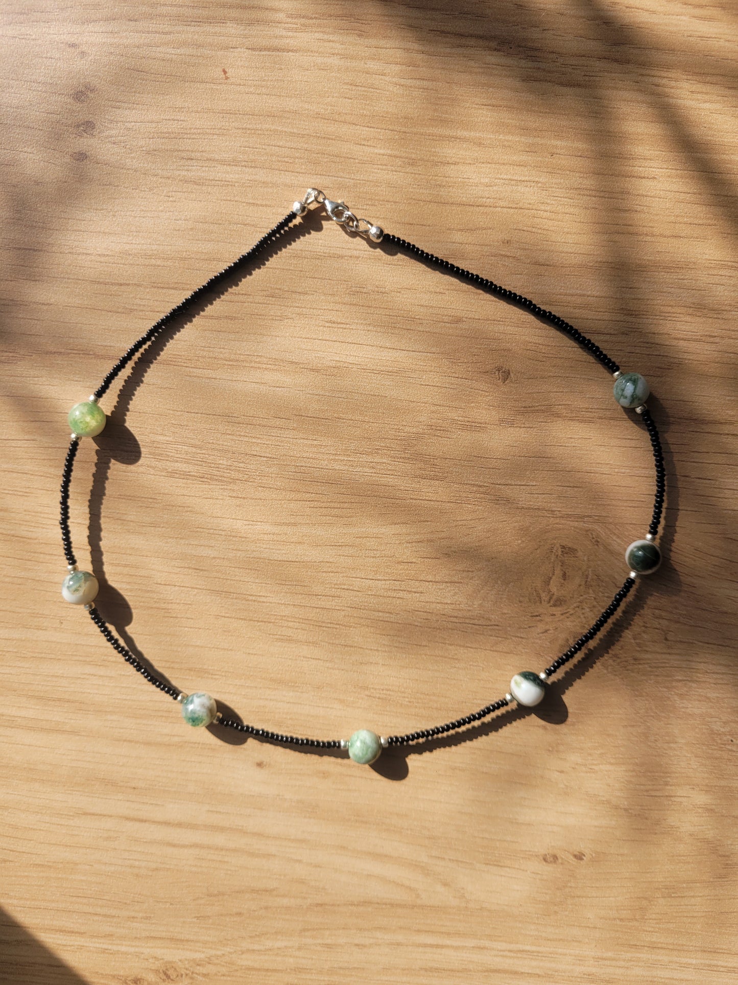 Collier en Agate Arbre, perles de rocailles noires et fermoir en argent