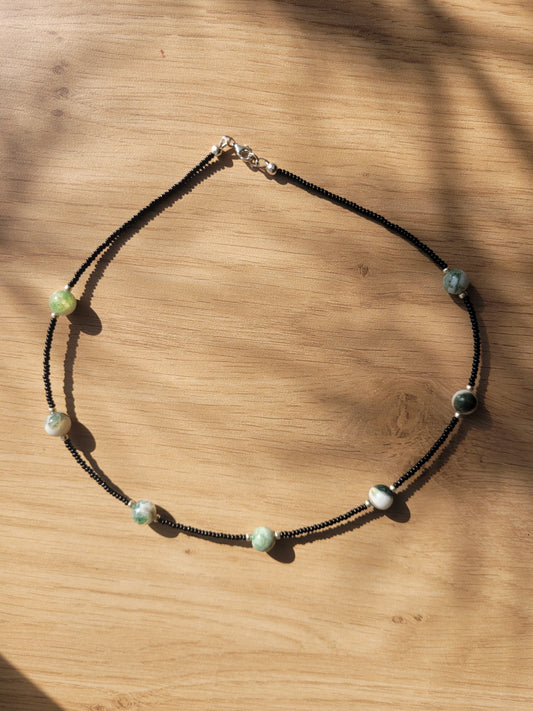 Collier en Agate Arbre, perles de rocailles noires et fermoir en argent