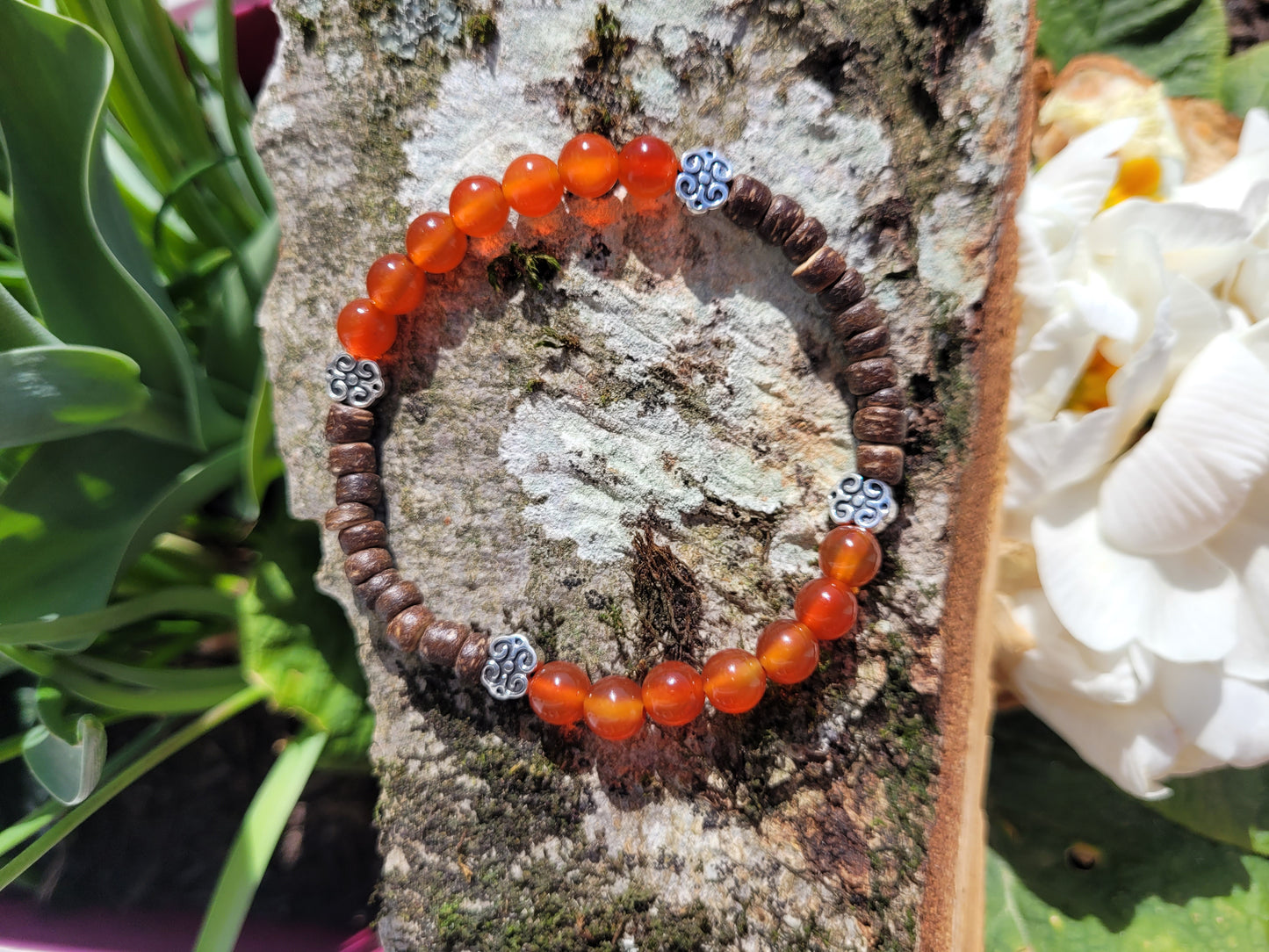 Bracelet en Cornaline, perles de Coco et fleurs argentées