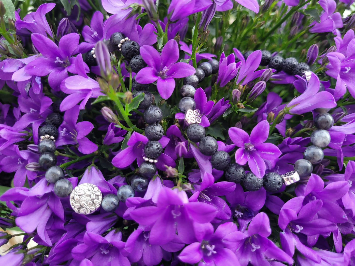Bracelet en Lave, Labradorite et fleurs argentées