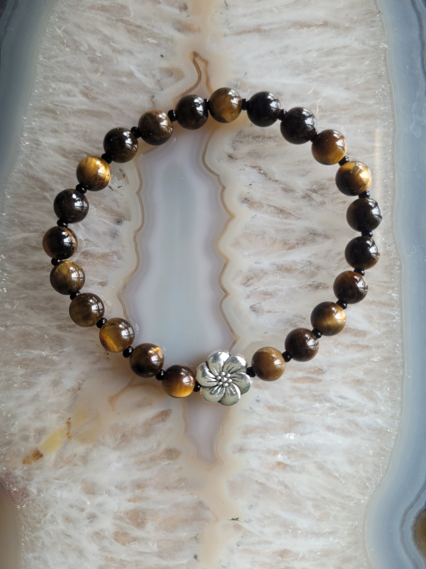 Bracelet de Protection en Oeil de Tigre et fleur argentée