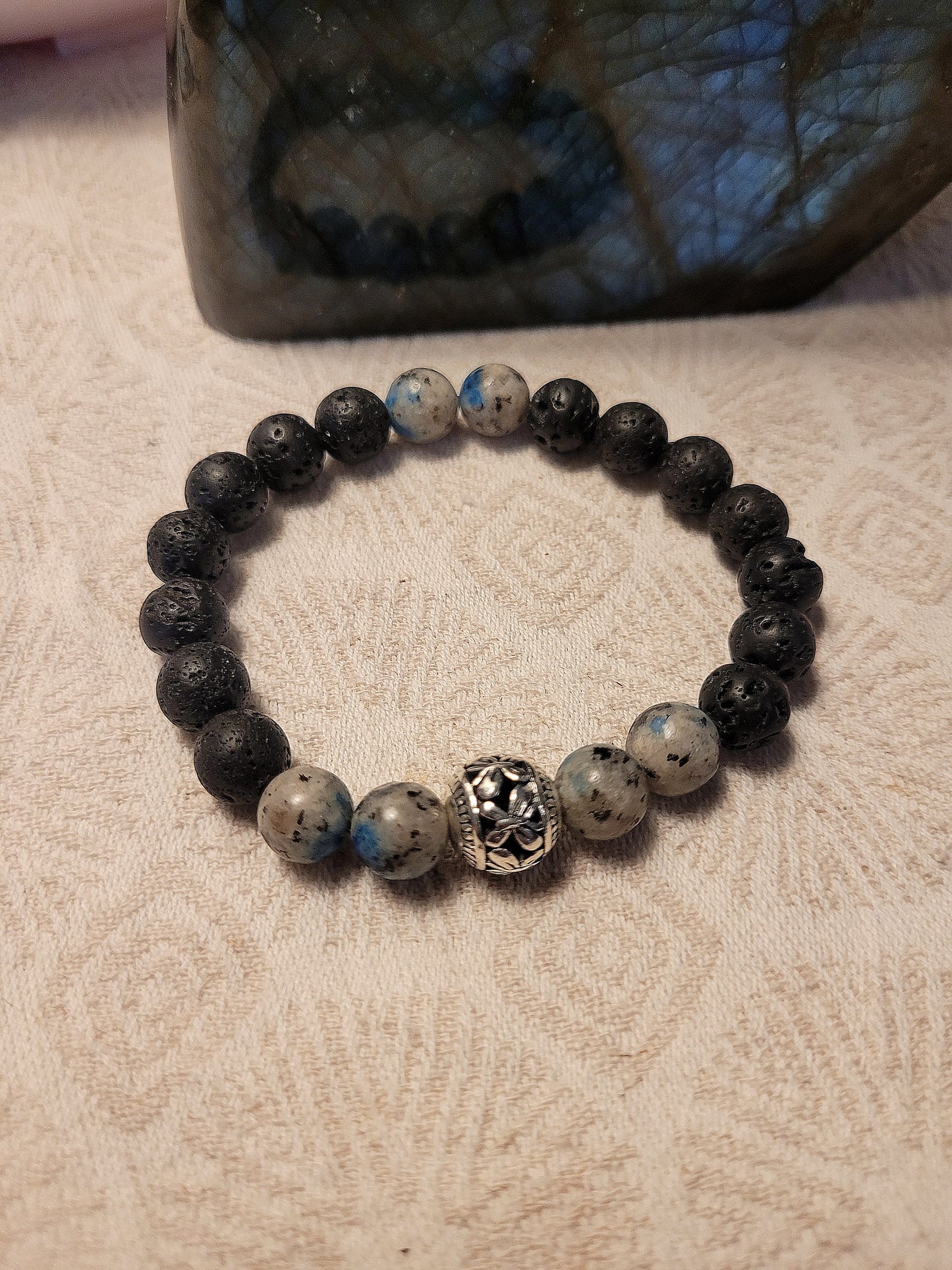 Bracelet en Lave et Azurite Bleue, avec perle intercalaire argentée