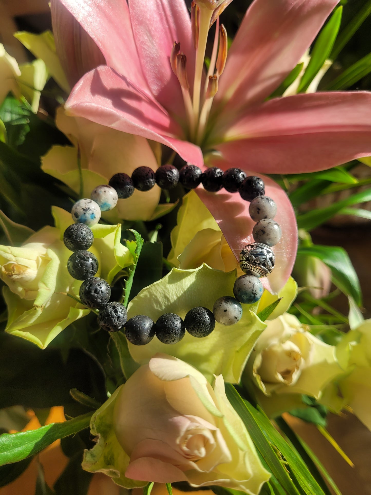 Bracelet en Lave et Azurite Bleue, avec perle intercalaire argentée