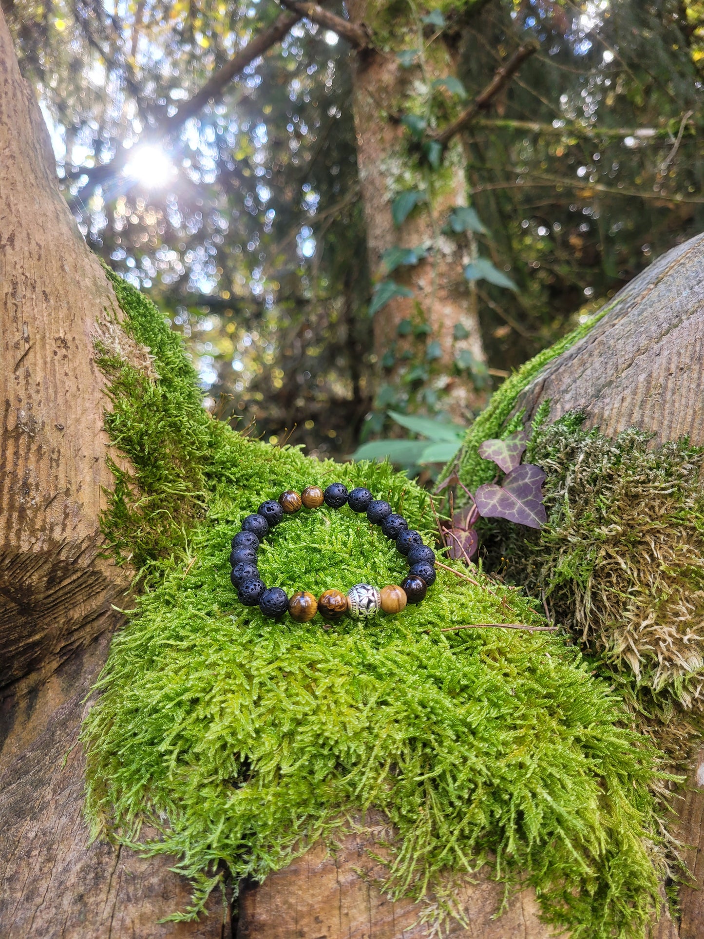 Bracelet en Lave et Oeil de Tigre, avec perle intercalaire argentée