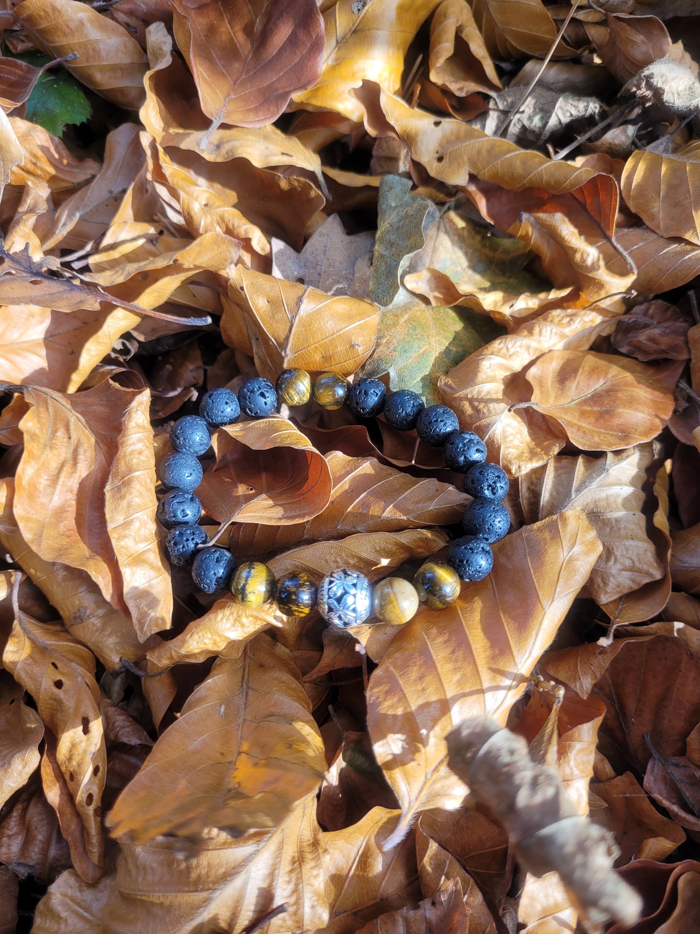 Bracelet en Lave et Oeil de Tigre, avec perle intercalaire argentée