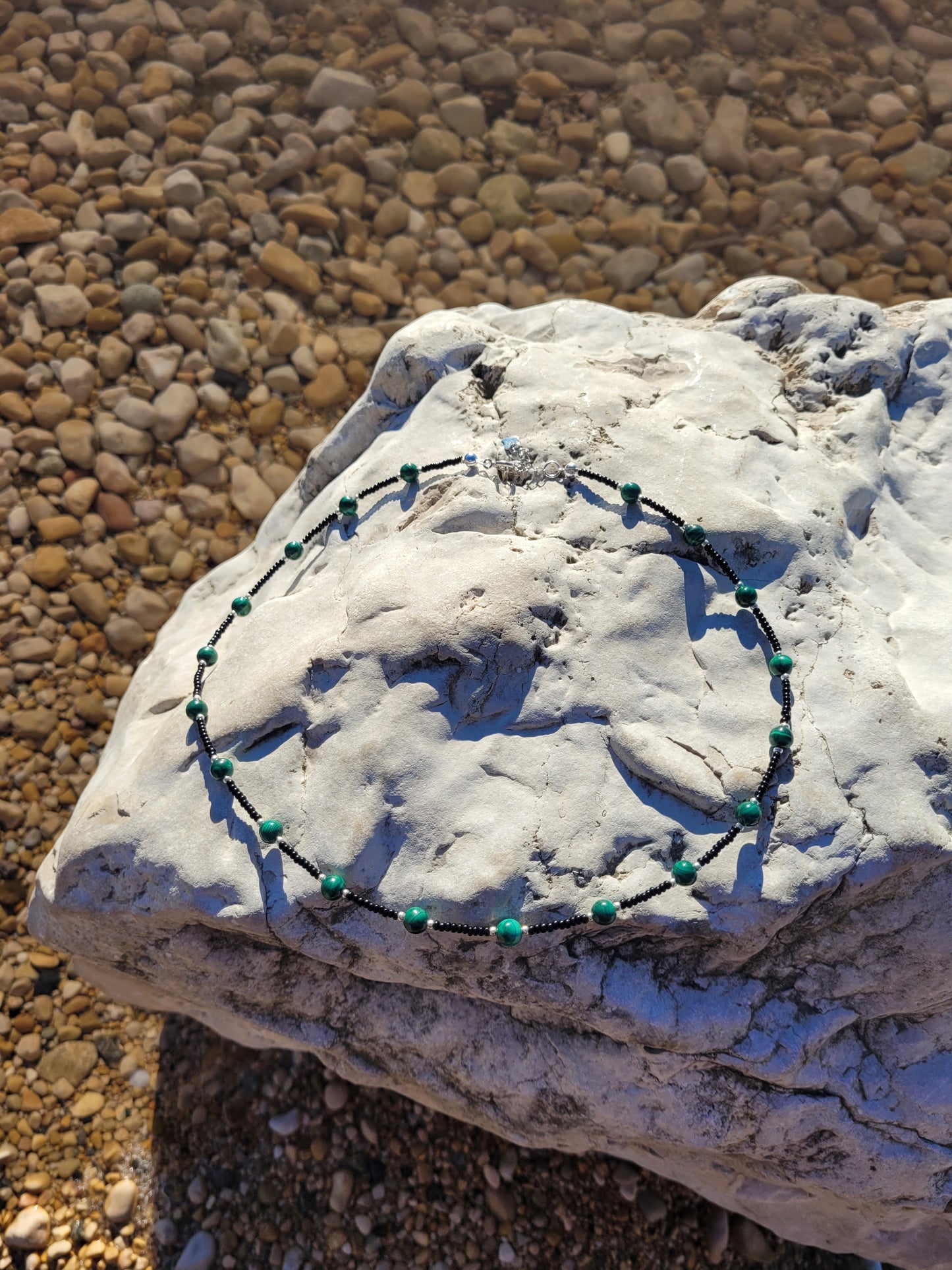 Collier en Malachite foncée, perles de rocailles noires et fermoir en argent