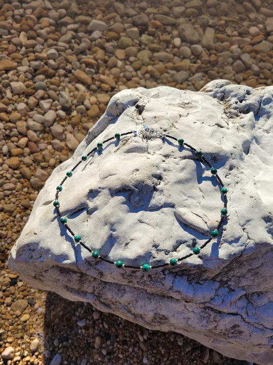 Collier en Malachite foncée, perles de rocailles noires et fermoir en argent