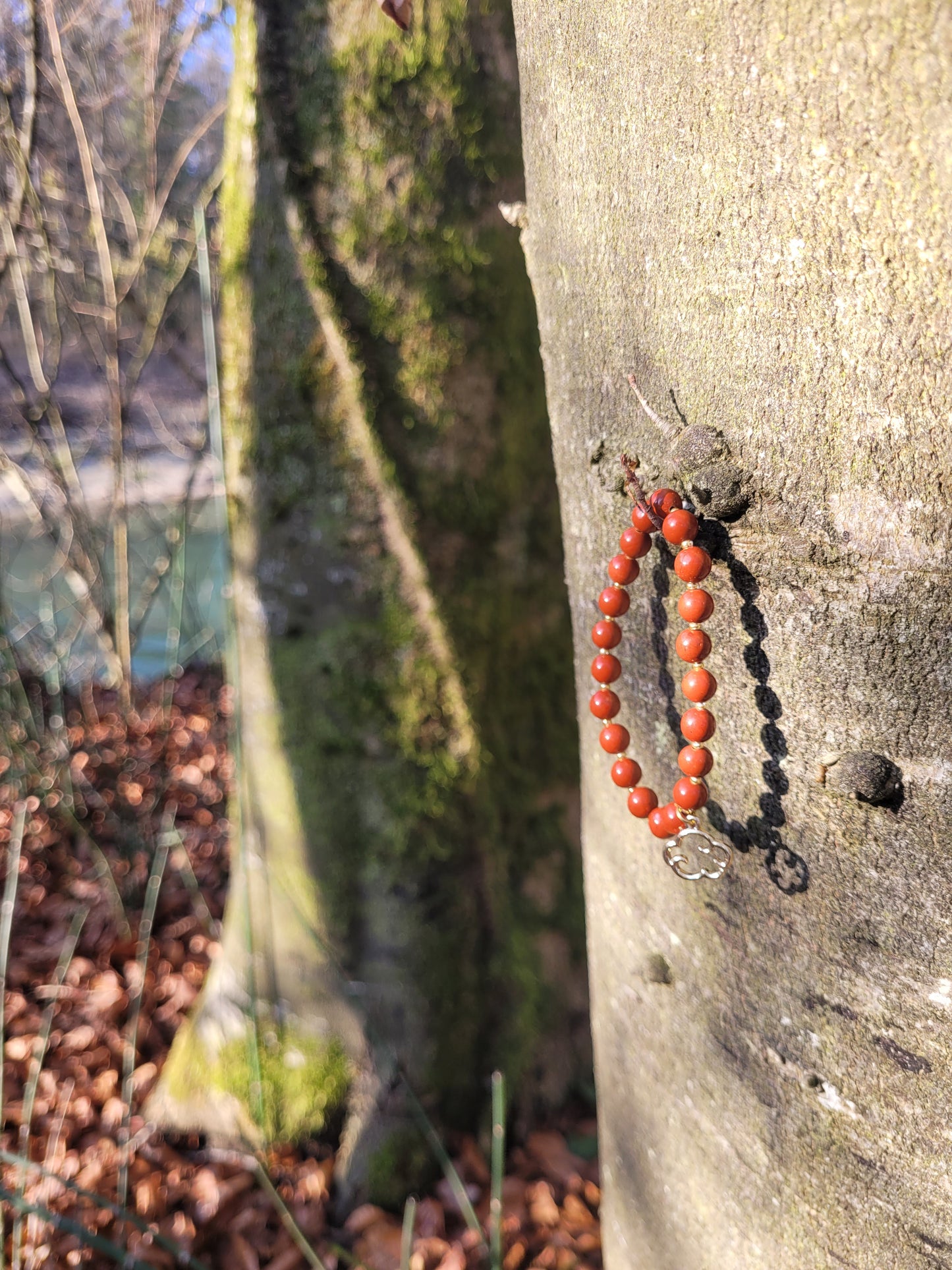 Bracelet en Jaspe Rouge et pendentif nuage doré