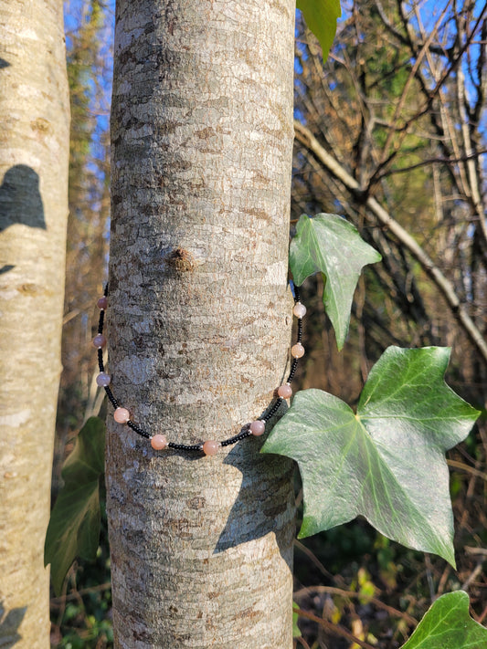 Collier en Pierre de Soleil et perles de rocailles noires