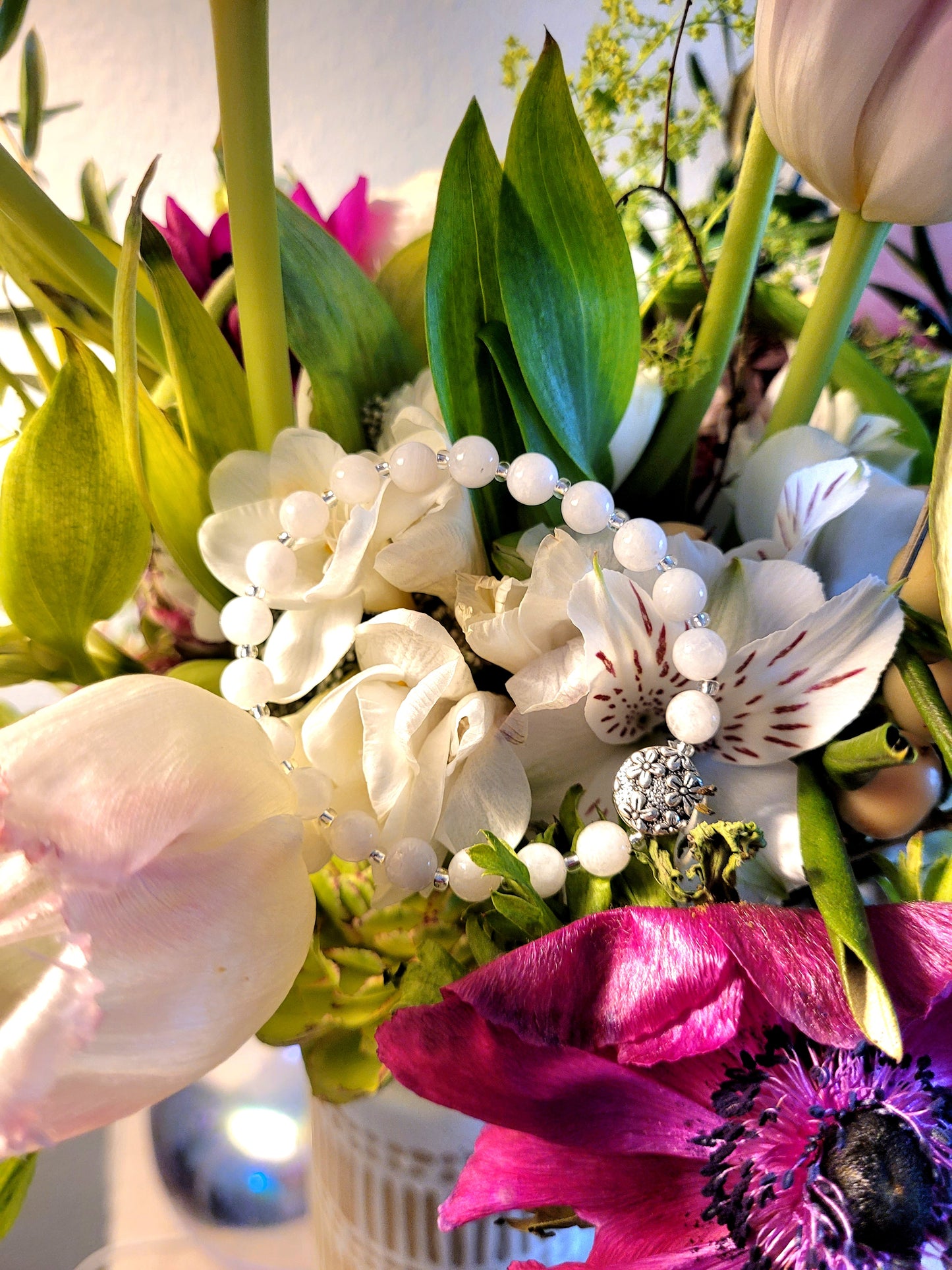 Bracelet en Pierre de Lune et fleur argentée