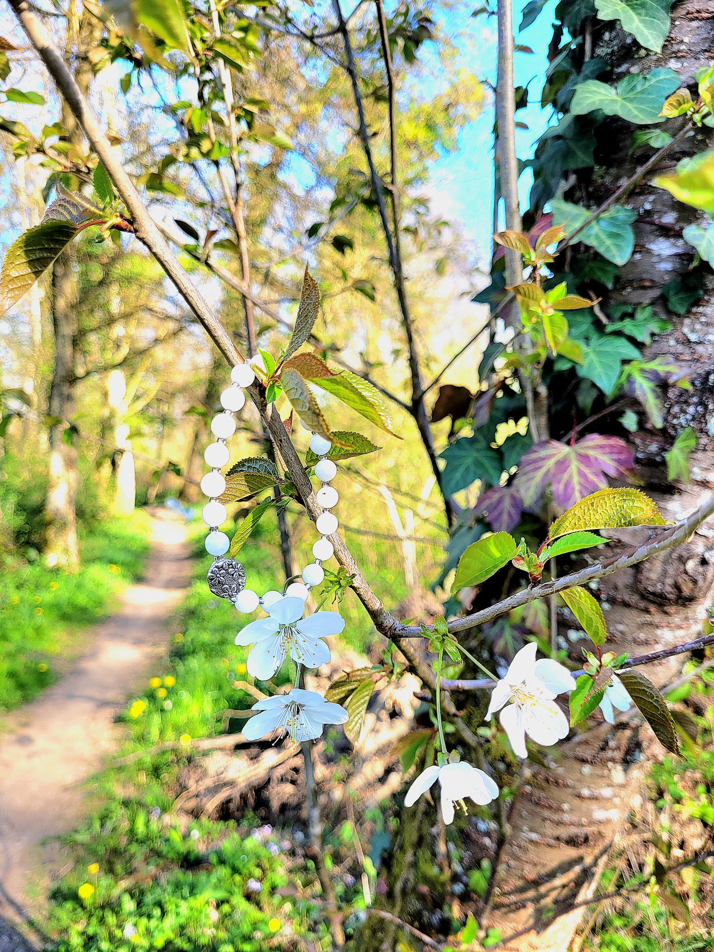 Bracelet en Pierre de Lune et fleur argentée